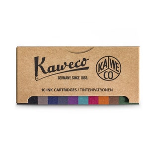 K&ouml;nnte beinhalten: Eine Schachtel mit 10 Tintenpatronen f&uuml;r F&uuml;ller. Die Schachtel ist braun und tr&auml;gt das Kaweco-Logo. Die Patronen sind in verschiedenen Farben, darunter Schwarz, Blau, Gr&uuml;n, Lila und Rot.