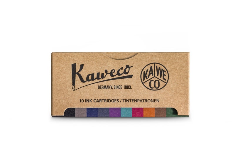 K&ouml;nnte beinhalten: Eine Schachtel mit 10 Tintenpatronen f&uuml;r F&uuml;ller. Die Schachtel ist braun und tr&auml;gt das Kaweco-Logo. Die Patronen sind in verschiedenen Farben, darunter Schwarz, Blau, Gr&uuml;n, Lila und Rot.