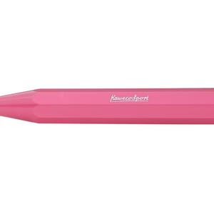 Puede incluir: Un bol&iacute;grafo rosa Kaweco Sport. El bol&iacute;grafo tiene un cuerpo hexagonal y una punta plateada. El logotipo de Kaweco Sport est&aacute; impreso en blanco en el cuerpo. El bol&iacute;grafo est&aacute; dise&ntilde;ado para escribir.