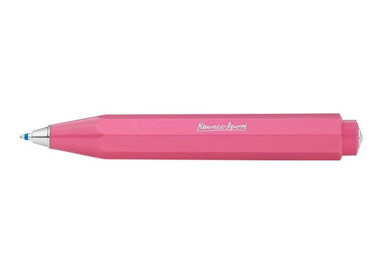 Puede incluir: Un bol&iacute;grafo rosa Kaweco Sport. El bol&iacute;grafo tiene un cuerpo hexagonal y una punta plateada. El logotipo de Kaweco Sport est&aacute; impreso en blanco en el cuerpo. El bol&iacute;grafo est&aacute; dise&ntilde;ado para escribir.