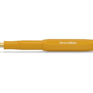 Op de afbeelding: Een gele vulpen met een gouden penpunt en de tekst "Kaweco Collection" gedrukt op de zijkant.