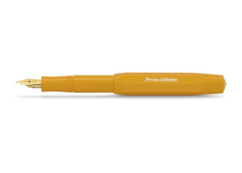 Op de afbeelding: Een gele vulpen met een gouden penpunt en de tekst "Kaweco Collection" gedrukt op de zijkant.