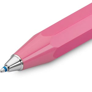 Puede incluir: Un letrero de madera hecho a mano con la palabra "Bienvenido" en una fuente juguetona. El letrero presenta un acabado envejecido, d&aacute;ndole un aspecto r&uacute;stico. Dise&ntilde;ado para uso en interiores o exteriores.