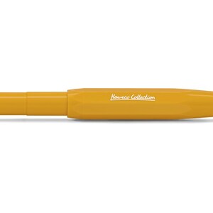 Op de afbeelding: Een gele plastic vulpen met de tekst "Kaweco Collection" erop gedrukt.