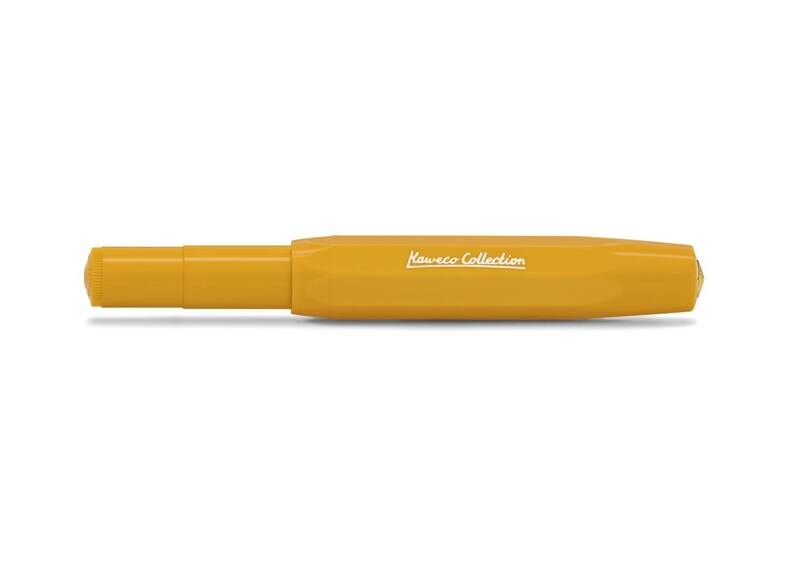 Op de afbeelding: Een gele plastic vulpen met de tekst "Kaweco Collection" erop gedrukt.