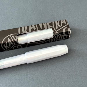以下が含まれることがあります： クリーム、ライトグレー、ダークグレーの3色の、つや消し仕上げの陶器製マグカップのセット。各マグカップはシンプルでミニマルなデザインで、コーヒーや紅茶に最適です。
