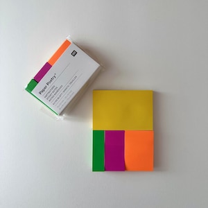 Könnte beinhalten: Ein Paket Paper Poetry Haftnotizen mit weißem Etikett und farbigen Registerkarten. Die Registerkarten sind grün, lila, orange und gelb. Das Paket enthält 4 x 100 Blatt, jeweils 35 x 50 mm groß.