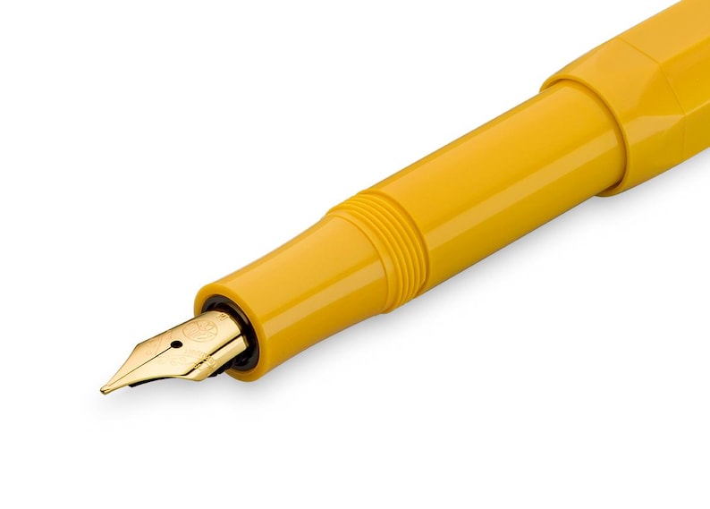 Op de afbeelding: Een gele vulpen met een gouden penpunt. De pen heeft een eenvoudig ontwerp en een gladde, glanzende afwerking.