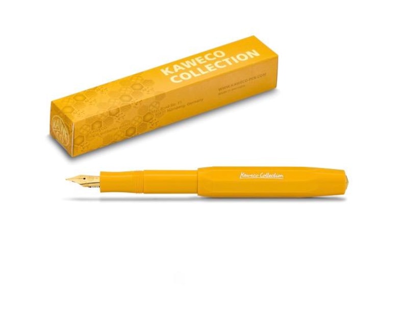 Op de afbeelding: Een gele vulpen met een gouden penpunt en de tekst "Kaweco Collection" aan de zijkant. De pen zit in zijn doos, die ook geel is en een honingraatpatroon heeft.