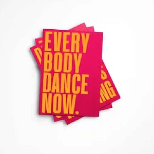 Carte postale TOUT LE MONDE DANSE MAINTENANT.... Carte A6, néon, carte de vœux, carte de félicitations, déclaration, typographie, design, fabriqué en Allemagne