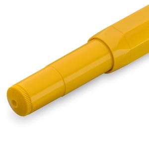 Op de afbeelding: Close-up van de gele punt van een gele vulpen.