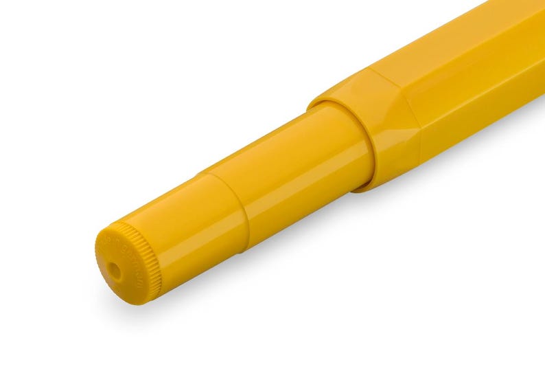 Op de afbeelding: Close-up van de gele punt van een gele vulpen.