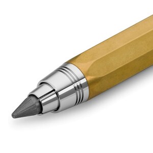 Może przedstawiać: Zbliżenie na złoty oł&oacute;wek mechaniczny ze srebrną końc&oacute;wką i grafitowym oł&oacute;wkiem. Oł&oacute;wek ma sześciokątny korpus.