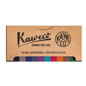 K&ouml;nnte beinhalten: Eine Schachtel mit 10 verschiedenen Tintenpatronen f&uuml;r F&uuml;ller. Die Schachtel ist braun und hat den Text "Kaweco Germany, since 1883. 10 Ink Cartridges / Tintenpatronen" aufgedruckt. Das Kaweco-Logo ist ebenfalls auf der Schachtel aufgedruckt.