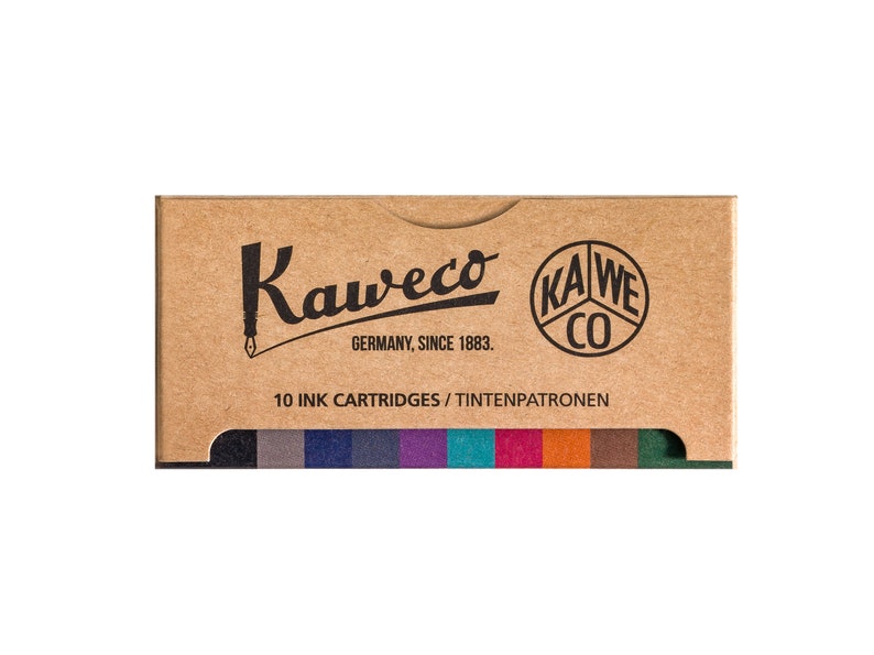 K&ouml;nnte beinhalten: Eine Schachtel mit 10 verschiedenen Tintenpatronen f&uuml;r F&uuml;ller. Die Schachtel ist braun und hat den Text "Kaweco Germany, since 1883. 10 Ink Cartridges / Tintenpatronen" aufgedruckt. Das Kaweco-Logo ist ebenfalls auf der Schachtel aufgedruckt.