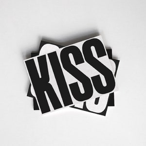 Postal KISS..... DIN A6, tarjeta de felicitación, tarjeta, tarjeta de felicitación, declaración, error tipográfico, diseño, fabricado en Alemania.