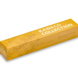 Op de afbeelding: Een gele doos met een honingraatpatroon en de tekst "KAWECO COLLECTION" aan de bovenkant. De doos heeft ook de tekst "Brand No. 11, 90431 Nuremberg, Germany" en "www.kaweco-pen.com Made in Germany" aan de onderkant.