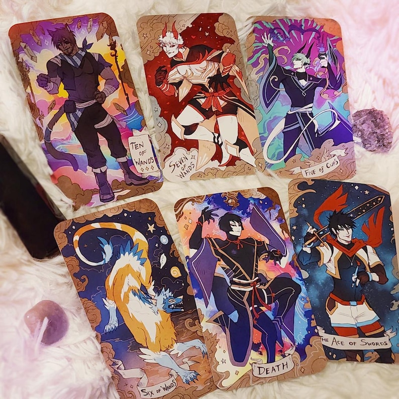 Pu&ograve; includere: Sei carte dei tarocchi con illustrazioni in stile anime. Ogni carta mostra un personaggio e un titolo, come "Ten of Wands", "Seven of Wands", "Five of Cups", "Six of Wands", "Death" e "The Ace of Swords". Le carte hanno un bordo decorativo.