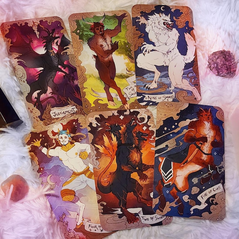 Pu&ograve; includere: Un set di carte dei tarocchi con illustrazioni fantasy. Le carte raffigurano creature mitiche, tra cui un demone alato, un satiro e un lupo mannaro. Ogni carta ha un design unico con titoli come "Giudizio" e "Nove di Spade."