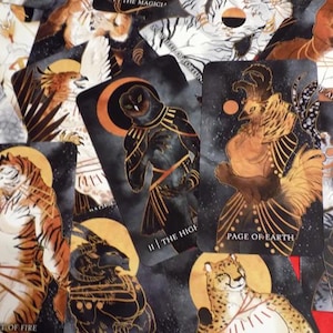 Puede incluir: Un juego de cartas de tarot con fondos negros y detalles dorados. Las cartas presentan ilustraciones de animales y criaturas m&iacute;ticas. Las cartas est&aacute;n dispuestas en un orden aleatorio. Las cartas forman parte de una baraja de tarot.