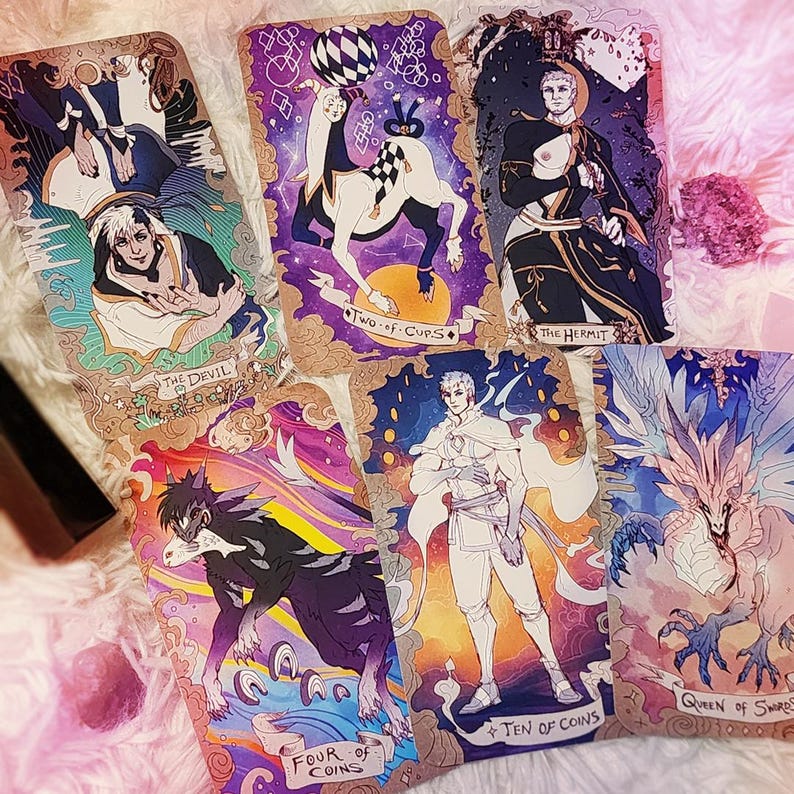 Pu&ograve; includere: Una collezione di carte dei tarocchi con illustrazioni dettagliate. Le carte presentano varie figure e simboli, tra cui un diavolo, un centauro e una figura in bianco. Ogni carta ha un design unico con titoli come "Two of Cups" e "Queen of Swords".