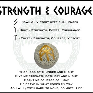 Może przedstawiać: Kamień z namalowanymi na nim złotymi runami. Runy to Sowilo, Uruz i Tiwaz. Tekst głosi "STRENGTH & COURAGE" i "THOR, GOD OF THUNDER AND MIGHT GIVE ME STRENGTH BOTH DAY AND NIGHT GRANT ME COURAGE SO I MAY BE BRAVE IN WHAT COMES MY WAY AS I WILL, WITH HARM TO NONE, SO MOTE IT BE".