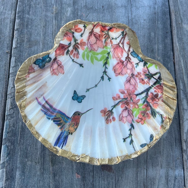 Shell Art Decoupaged scallop shell - Shell Art, Hummingbird Shell Decoration,  Trinket Dish, Candle Holder, Ring Holder, Party Favors