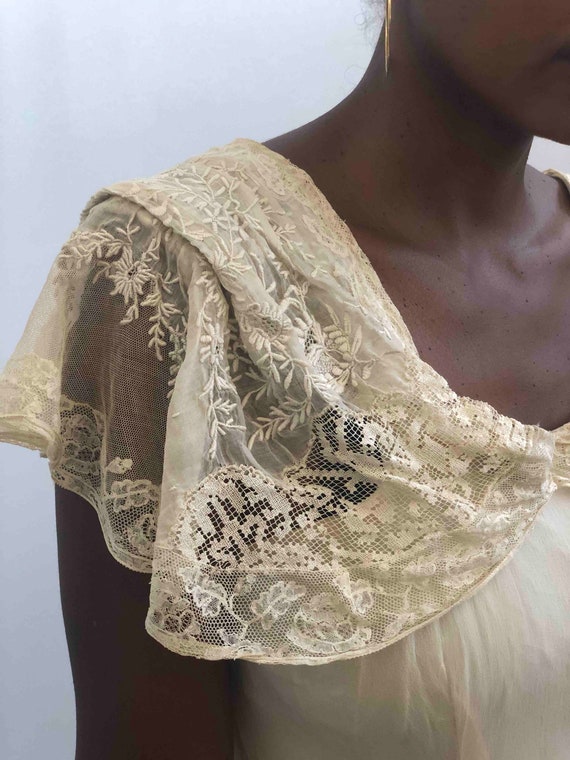 1930's Vintage Buttercream Ivory Lace Trimmed Silk