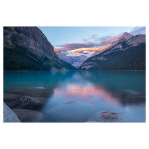 Mystieke zonsopgangfoto Lake Louise | Canadese Rocky Mountain-fotografie | Muurkunstafdruk | Woondecoraties