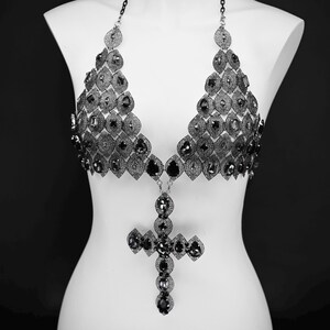 Collar con cuello halter laminar de encaje de metal de acero inoxidable negro con cruz renacentista y armadura con incrustaciones de cristal.
