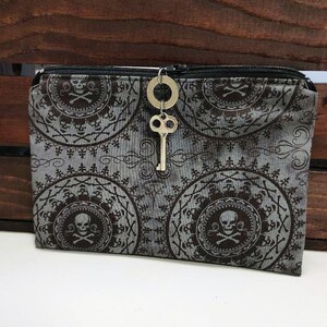 Estuche con cremallera y tirador de llave con calavera y huesos cruzados de color gris, neceser, bolsa con cremallera, monedero, neceser, estuche para lápices