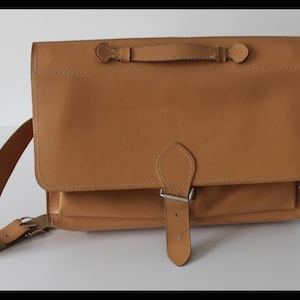 Vintage 80s messenger leather bag,school shoulder bag,beige leather bag,crossbody bag,Tradition A4 leather satchel bag,laptop bag