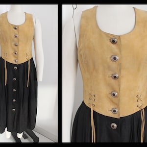 Pu&ograve; includere: Un abito vintage in pelle scamosciata e nero con chiusura a bottoni sul davanti e un dettaglio di pizzo in vita.