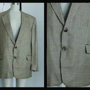 Könnte beinhalten: Ein schwarzer, weißer und gelber karierter Blazer mit Zwei-Knopf-Verschluss.
