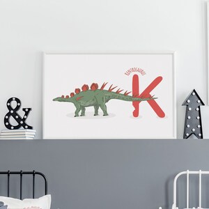 Carta K, Ilustración de dinosaurio Kentrosaurus, Arte de la pared del dinosaurio del alfabeto, decoración de la habitación de los niños, impresión horizontal del dinosaurio ABC, guardería, imprimible