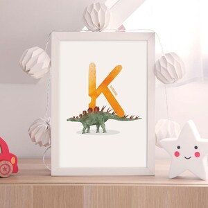 Carta K - Ilustración de dinosaurio Kentrosaurus, arte de la pared del dinosaurio del alfabeto, decoración de la habitación de los niños, impresión vertical del dinosaurio ABC, guardería, imprimible