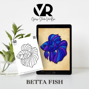 Può includere: Un'illustrazione digitale di un pesce betta nelle tonalità del blu e del viola visualizzata su un tablet. Un disegno a tratto dello stesso pesce è su carta bianca. Il testo "BETTA FISH" è in basso nell'immagine.
