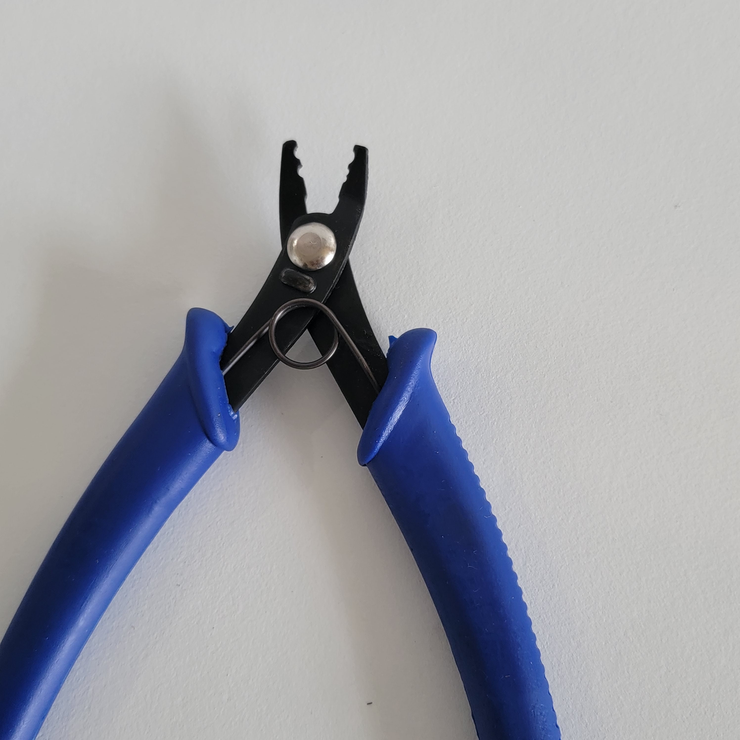 Pince à sertir les perles de bijoux bleus, 13 cm, 1 pièce.