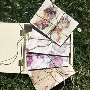 Conjunto de cartas com 4 cartas! Motivo: Eco Print com Rosen/Efeu, Rosenblatt, Brombeerblatt/Zwiebelschale, Himbeerblatt. Pflanzenbasierte Drucke