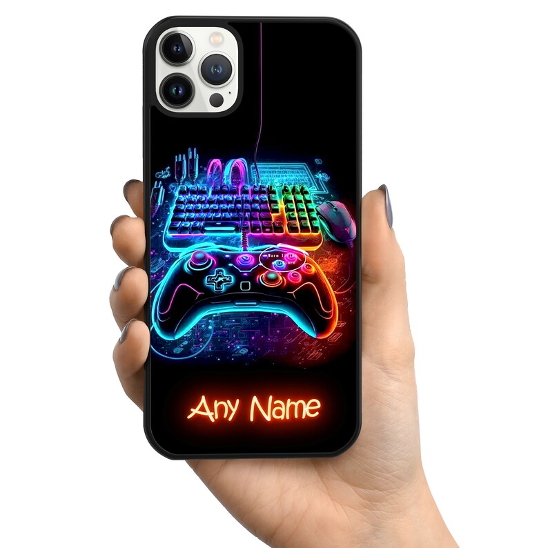 Op de afbeelding: Een zwarte telefoonhoes met een neon groen, blauw en rood ontwerp van een videogamecontroller, toetsenbord en muis. De tekst "Any Name" is in rood op de onderkant van de hoes gedrukt.