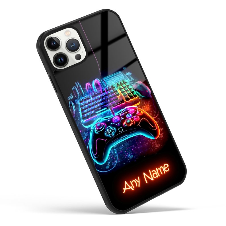 Op de afbeelding: Een zwarte telefoonhoes met een neonkleurig ontwerp van een videogamecontroller, toetsenbord en muis. De tekst "Any Name" is in oranje op de onderkant van de hoes gedrukt.
