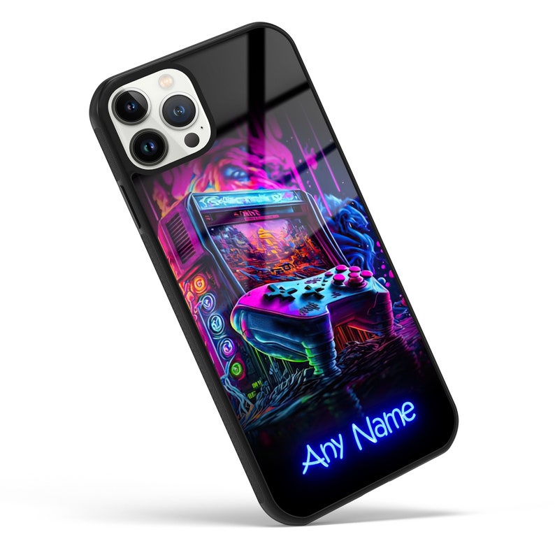 Op de afbeelding: Een zwarte telefoonhoes met een neonontwerp met een retro arcade-spel en een videogamecontroller. De tekst "Any Name" staat in blauwe neonletters onderaan de hoes.