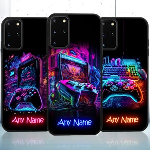 Op de afbeelding: Drie zwarte telefoonhoesjes met neonkleurige ontwerpen met videospelcontrollers, een toetsenbord en een retro arcade-spel. De tekst "Any Name" is in neonkleuren op elk hoesje gedrukt.