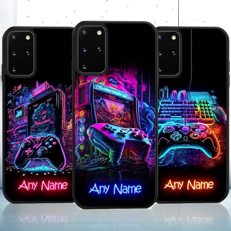 Op de afbeelding: Drie zwarte telefoonhoesjes met neonkleurige ontwerpen met videospelcontrollers, een toetsenbord en een retro arcade-spel. De tekst "Any Name" is in neonkleuren op elk hoesje gedrukt.