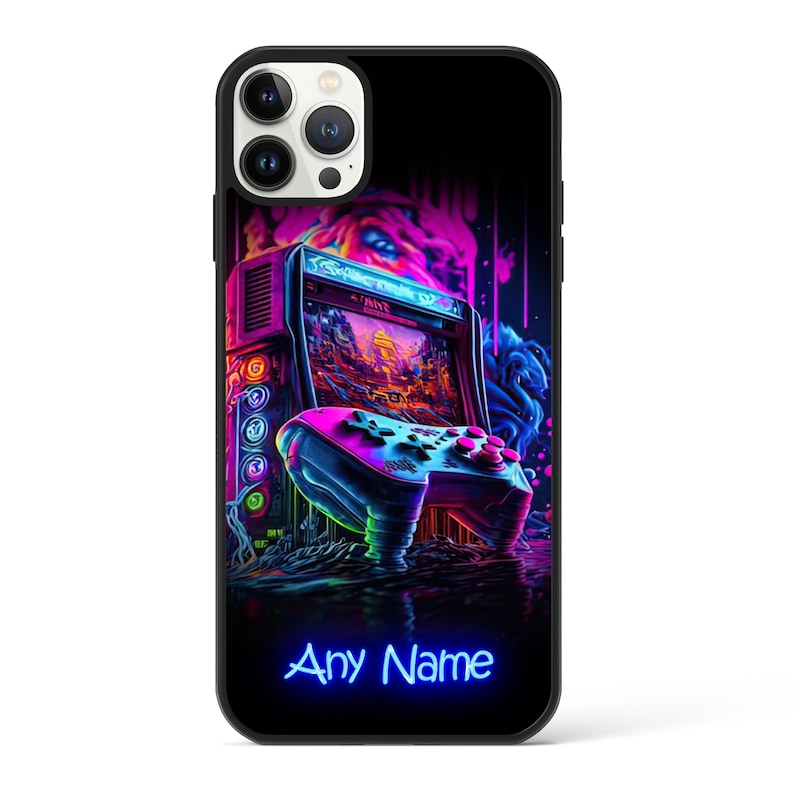 Op de afbeelding: Een zwarte iPhone-hoes met een retro videogame-ontwerp. De hoes heeft een neonroze en blauwe arcade-game met een joystick en knoppen. De tekst "Any Name" is in blauwe neonletters onderaan de hoes gedrukt.