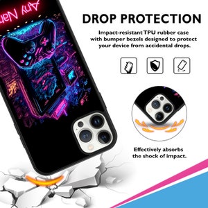 Op de afbeelding: Een zwarte telefoonhoes met een kleurrijk retro-videospelontwerp. De hoes heeft een verhoogde bumper rond de cameralens voor valbescherming. De tekst "DROP PROTECTION" staat bovenaan de afbeelding in wit. De tekst "Absorbeert effectief de schok van impact." staat onderaan de afbeelding in zwart.