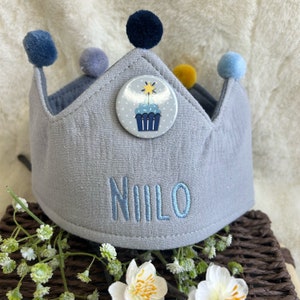 Birthday crown with name embroidered including button & size adjustable paper kite Grau