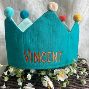 Birthday crown with name embroidered including button & size adjustable paper kite Türkis