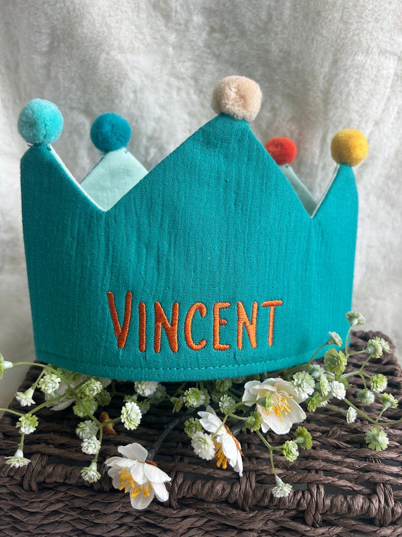 Birthday crown with name embroidered including button & size adjustable paper kite Türkis