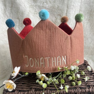 Birthday crown with name embroidered including button & size adjustable paper kite Hellbraun